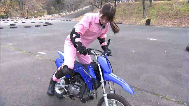 キックでエンジンかける?"バイク未経験”佐藤朱アナを現役レジェンドライダーがSUGOでサポート"初心者バイク道"「できる」と信じた先に広がる世界とは|TBS NEWS DIG