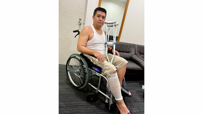 【 ジェラードン・アタック西本 】 「ネタ中に肉離れ」　車椅子と松葉杖の生活に　「迷惑かけます！」 白い網包帯姿で|TBS NEWS DIG