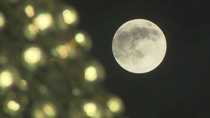 「スーパームーン」とクリスマスツリー「イルミネーション」が共演【長崎・佐世保市】|TBS NEWS DIG