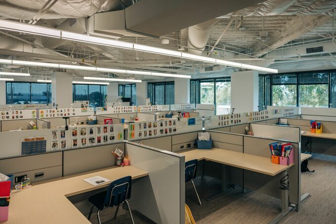 オフィスが教室に、ＬＡ山火事で被災の生徒たち－企業の雰囲気体験