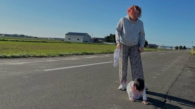 【 バービー 】娘は地元の大地で "はいはい” 　地元の秋まつり「子供と夫と来る日がくるなんて」エモさあふれる|TBS NEWS DIG