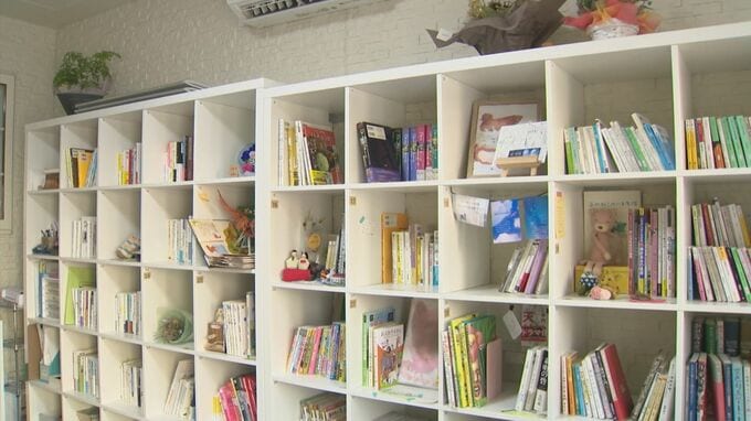 自分の“推し”を本棚にディスプレイ「オーナー制図書館」とは？　絵本・ぬいぐるみ・自分で描いた絵…個性あふれる空間に込められた思い　|　BSSニュース | BSS山陰放送