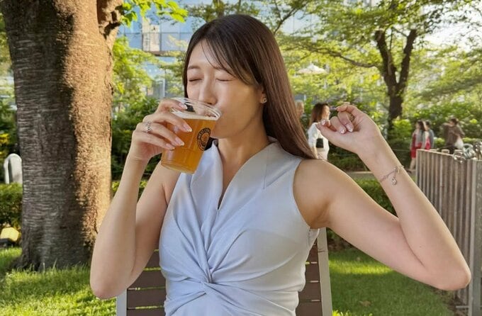 【 穂川果音 】　ビール〝堪能〟　投稿写真に反響　「美味しそうに飲んでますね～」「ブルーワンピ爽やかお似合いだなぁ」|TBS NEWS DIG