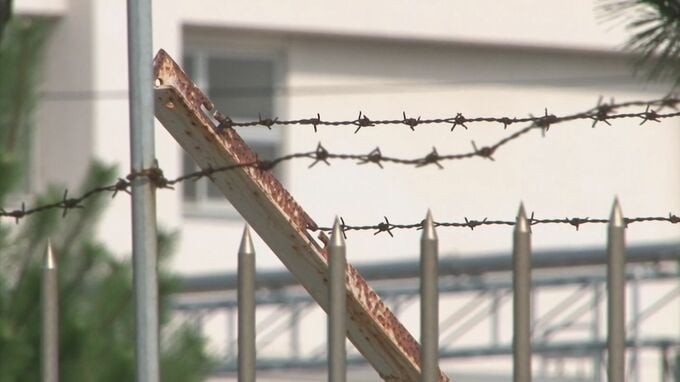 有刺鉄線が張られた柵を、脚立を使って乗り越え、不正に外出…陸上自衛隊出雲駐屯地の20歳陸士長に停職2日の懲戒処分　「外出許可を申し出たが、上司から外出自粛を促され、憤って柵を乗り越えて外に出た」|TBS NEWS DIG