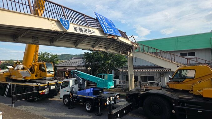 歩道橋に衝突…大型トラックの荷台に載っていた重機　壊れた歩道橋を撤去　国道18号はおよそ5時間にわたり通行止めに　長野・東御市　|　SBC NEWS | 長野のニュース | SBC信越放送