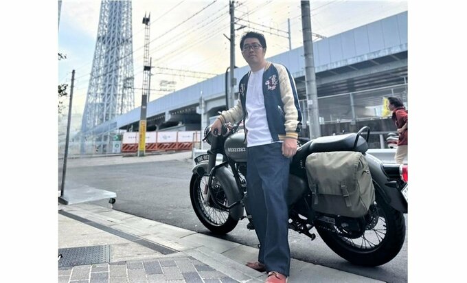 【 鈴木拓 】　「このスカジャン30年来てるんだ〜」「もうボロボロだけどね。愛着あるんだー」　愛車のバイクとポーズ|TBS NEWS DIG