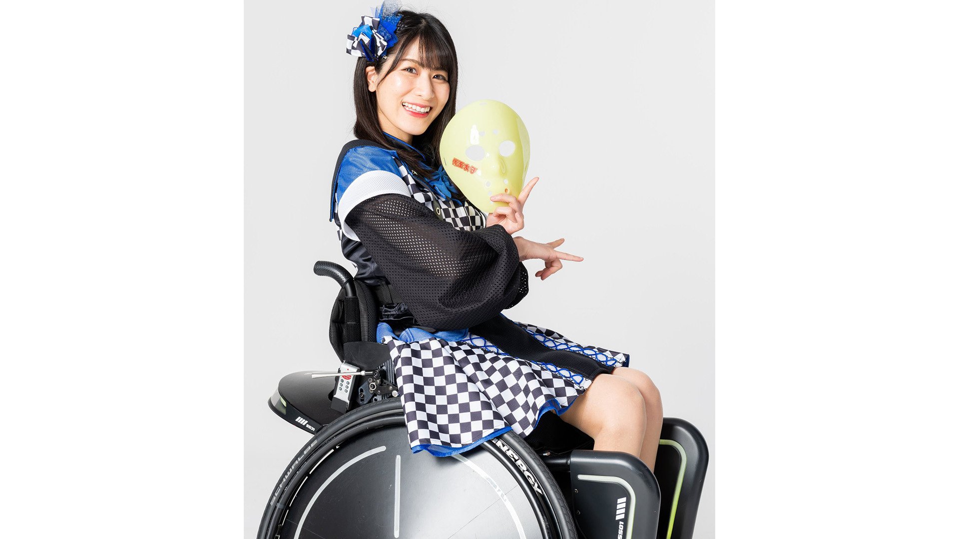 仮面 女子 車いす