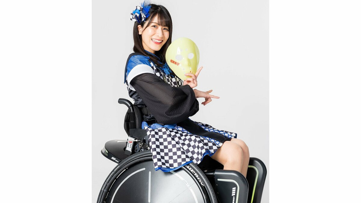 仮面 女子 車いす