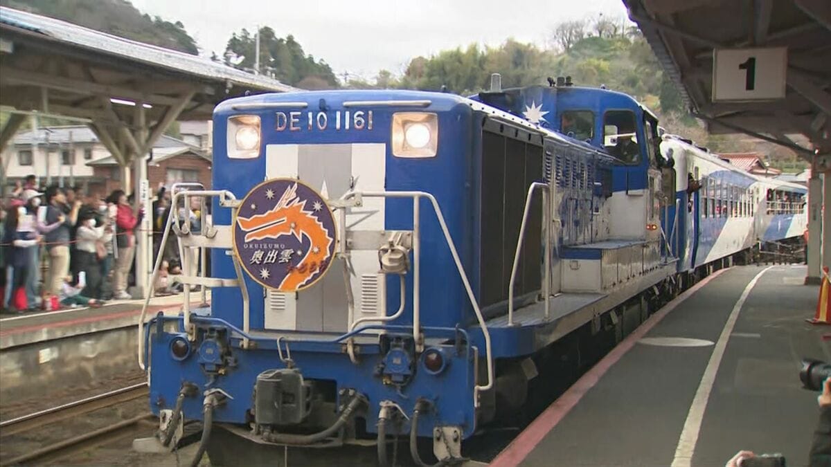 沿線の人たちは手を振り続けた「本当に愛されている列車だな」観光