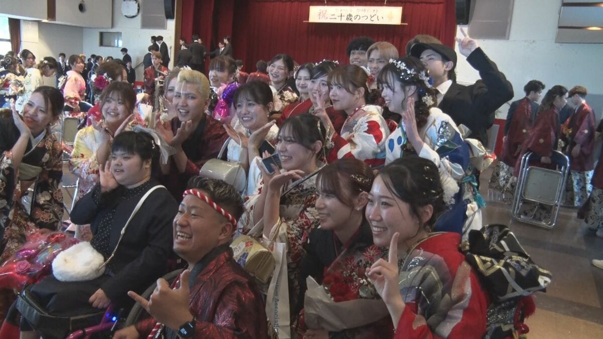 各地で二十歳を祝う式典　石垣市・今帰仁村の式典は笑顔いっぱい
