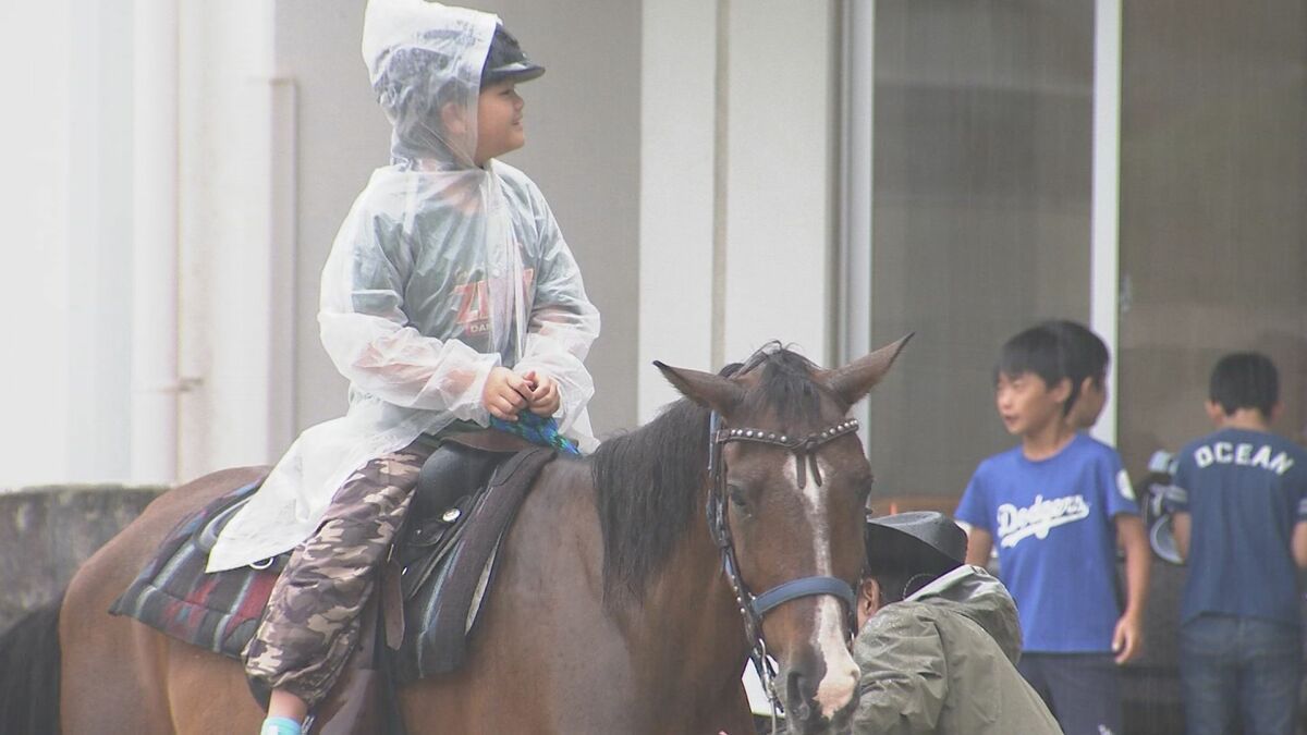 「しっぽがフリフリでかわいかった」小学生が乗馬体験　参加した33人が引馬に挑戦