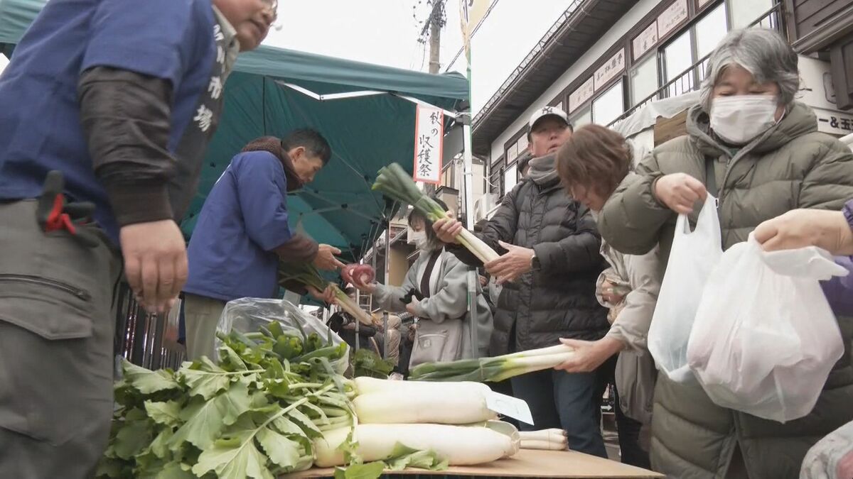３連休中日の宮川朝市で“収穫祭” 飛騨の野菜や果物が普段より２割以上安く販売…品評会では“ミャクミャク”のような形のジャガイモにユニーク賞