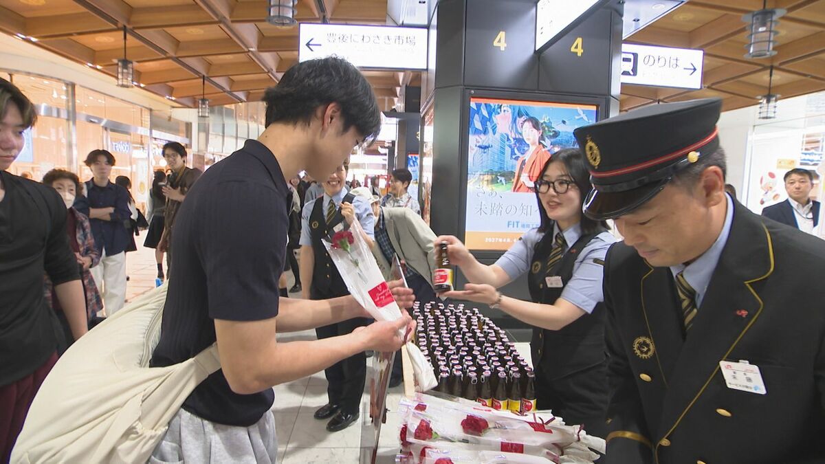 母の日を前にJR大分駅でドリンクやカーネーションをプレゼント