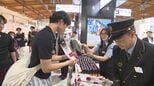 母の日を前にJR大分駅でドリンクやカーネーションをプレゼント|TBS NEWS DIG