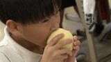 小学校で給食に特産の “白桃” 「ジューシーでうまい」みずみずしい丸ごと1玉のモモに子どもたちが夢中でかぶりつき【岡山】 | 岡山・香川のニュース | 天気 | RSK山陽放送