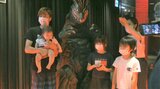 「怪獣ブゴン」ホテルの一日支配人に 宿泊客と記念撮影 大分 | 大分のニュース|OBS NEWS|大分放送