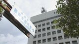 仕掛けられたダミー札束を手に取った“受け子”の女を現行犯逮捕　詐欺未遂の疑い ニセ警察詐欺「マネーロンダリング調査」に注意を|TBS NEWS DIG