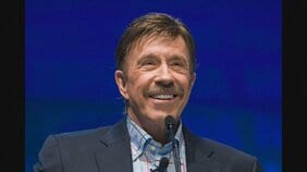 米俳優チャック・ノリスさん死去 「炎のテキサス・レンジャー」「ドラゴンへの道」などで活躍|TBS NEWS DIG