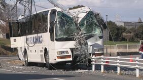 乗客約30人乗せた大型バスが電柱に衝突 乗客ら3人救急搬送 フロント部分は大破|TBS NEWS DIG