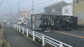 トラックと軽乗用車が衝突　トラック横転、軽乗用車を運転していた男性が死亡　当時現場に霧か…栃木県上三川町|TBS NEWS DIG
