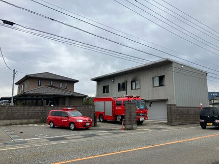 納屋で就寝中に煙が…79歳男性 軽いやけど、自宅などに延焼なし、実況見