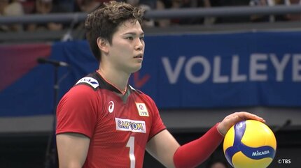 バレーボール(プロ選手が、使っていた ザムストのオーダメイドインソールを手に進化する西田有志、人一倍