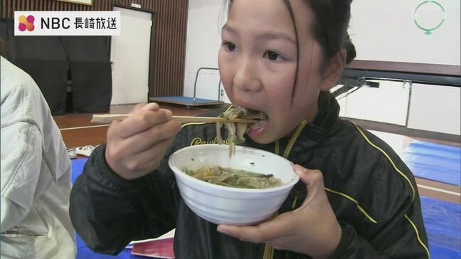 小学生がそば打ちを体験　出汁は鯖節　「そば振る舞い」の風習も　長崎県五島市|TBS NEWS DIG