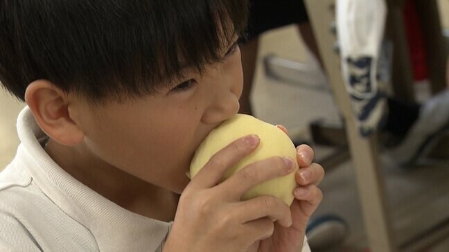 小学校で給食に特産の “白桃” 「ジューシーでうまい」みずみずしい丸ごと1玉のモモに子どもたちが夢中でかぶりつき【岡山】|TBS NEWS DIG