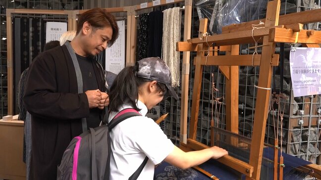 ”伝統を未来へ”福岡の伝統工芸・久留米絣が万博に 国内外に魅力を発信 背景に生産力低下と後継者不足「まず興味を持ってほしい」|TBS NEWS DIG