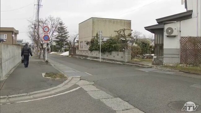 【詳報】強盗事件で容疑者が逃走中 「首筋に黒色の物体をあてられた」女性が現金の入った手提げカバンを奪われ近くの駐在所の警察官に申告 特徴は「痩せていた」 警察が逃げた人物の行方追う 青森県弘前市|TBS NEWS DIG