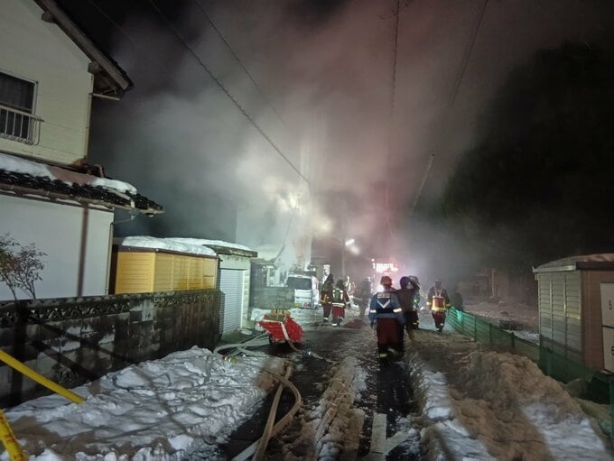 鳥取市で民家火災…消火活動続く　発生から3時間経過も鎮圧に至らず　高齢の母親と連絡つかず|TBS NEWS DIG