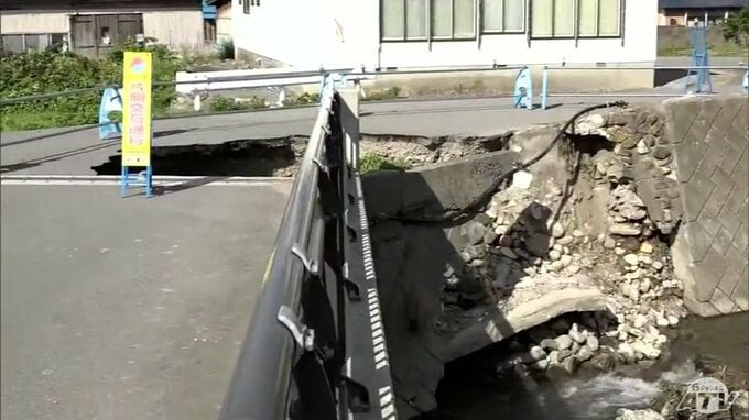 「怖い…」線状降水帯発生の大雨から1週間もいまだに不安を抱いている人も　大雨の“被害の爪痕”残る青森県鰺ヶ沢町　川の堤防が壊れて道路が空洞になっている所も「住んで50年くらいになるけれども初めて」|TBS NEWS DIG