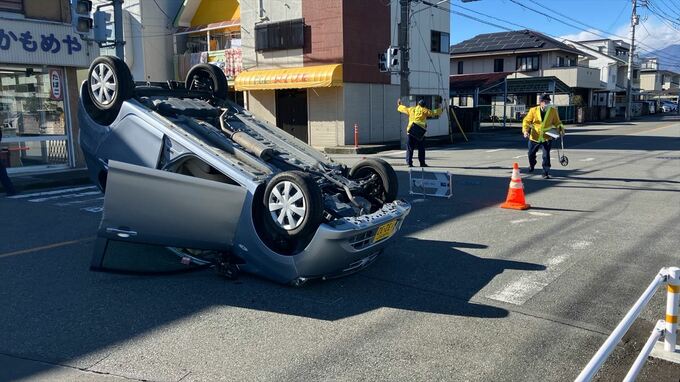 「気付いたらひっくり返っていた」交差点で高齢者が運転する車同士が衝突　1台が横転　山梨|TBS NEWS DIG