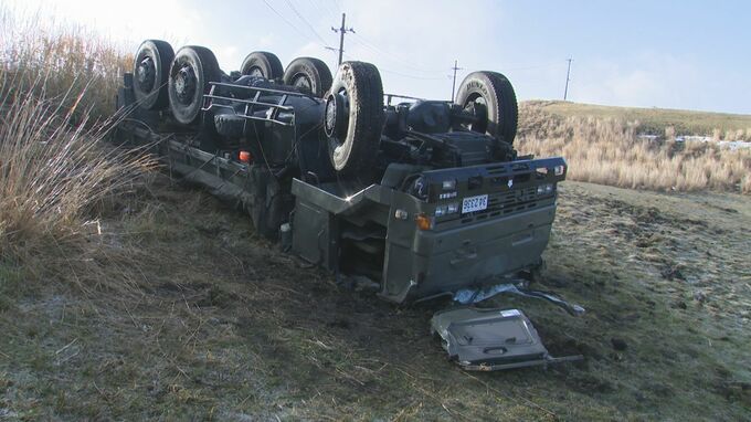 【速報】ミルクロードで『自衛隊の車両２メートル下に転落』　４人が病院に運ばれる　現場では一時 片側交互通行（熊本 阿蘇市）|TBS NEWS DIG