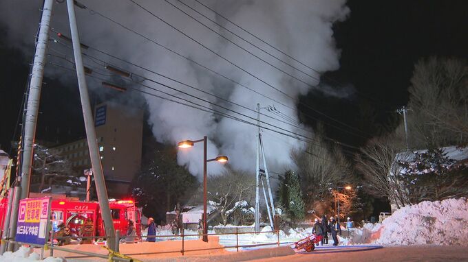 「白い煙が上がっている」住宅火災で建物全体が焼けて２階部分が崩れ落ちる危険性　北海道千歳市|TBS NEWS DIG