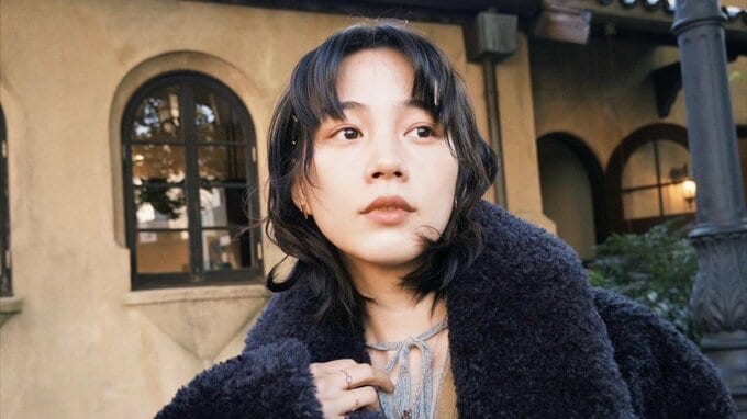 【のん】「来年も頑張ろうーと気合いが入りました」 team nonとの忘年会ランチ後に冬の公園で一息つく姿を公開|TBS NEWS DIG