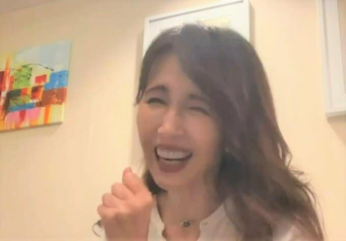 【 工藤静香 】　笑顔で「プロテインデザート」紹介　「koki が　プロテインが苦手な私に、『良いから食べて！美味しいから！』　と、勧めてくれました❤」|TBS NEWS DIG