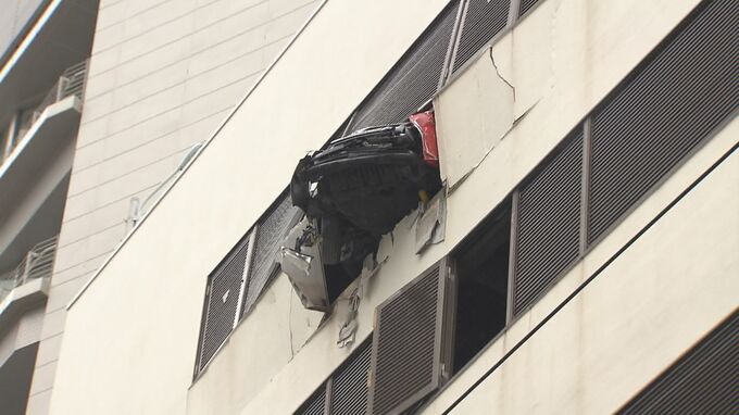 立体駐車場の壁を突き破った乗用車　71歳男性と妻は自力で脱出しけがなし　2時間後に屋内に車体を引き入れる　|　沖縄のニュース｜RBC 琉球放送